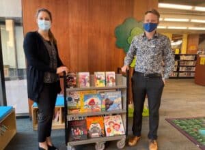 Personnes dans une bibliothèque 