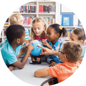 des enfants regardent ensemble un globe